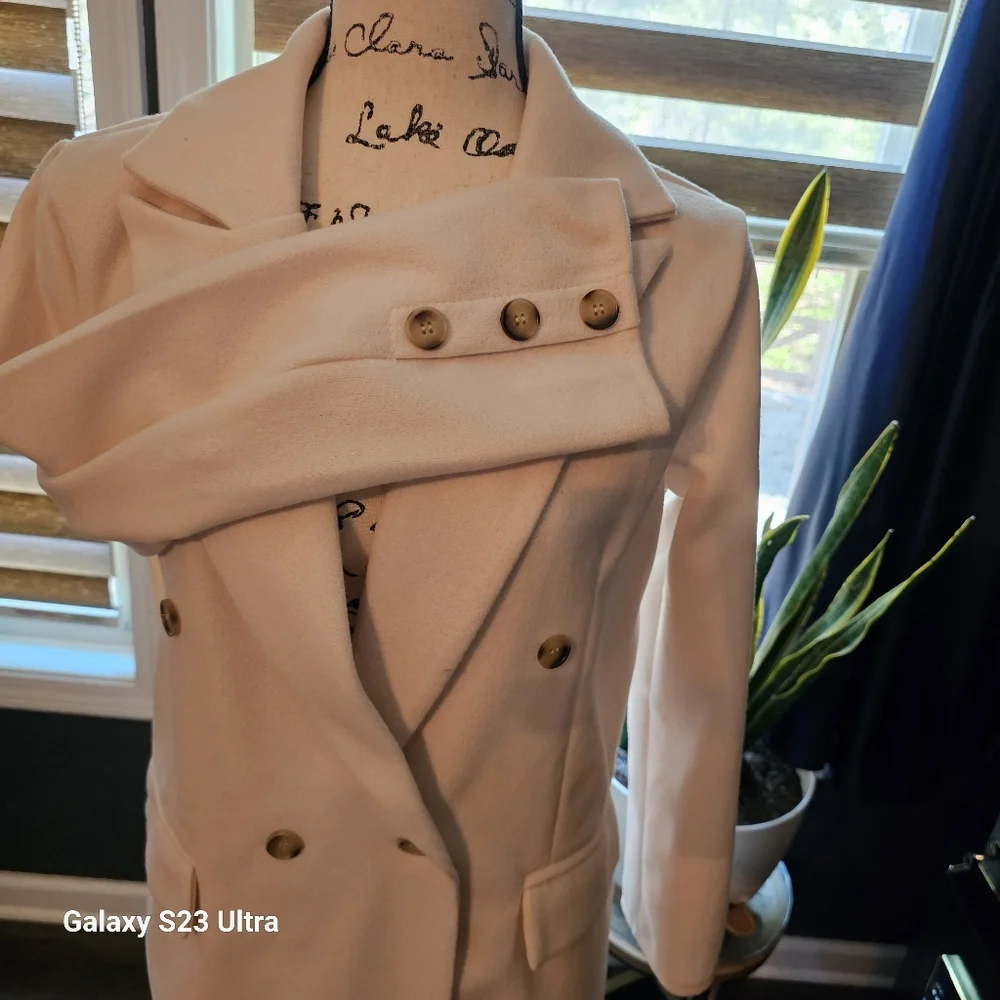 Elegant White Double-Breasted Women's Coat - Picture 7 of 13